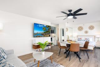 Newly Renovated Studio with Rooftop Pool & Near Waikiki Beach! - Honolulu - 0
