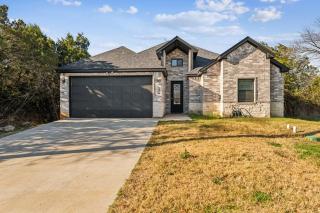 Stunning New Kitchen-Smart TVs-2 blocks from lake-Major Hospitals - Granbury - 9