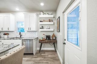 Stunning New Kitchen-Smart TVs-2 blocks from lake-Major Hospitals - Granbury - 3