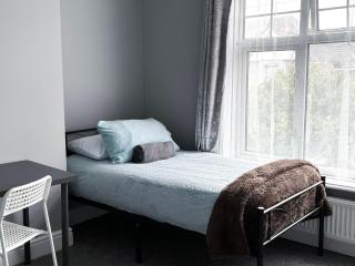 Shirley House 6, Guest House, Self Catering, Self Check in with smart locks, use of Fully Equipped Kitchen, close to City Centre, Ideal for Longer Stays, Excellent Transport Links - Southampton - 7