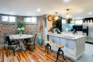 Designer Apartment in a Historic 1901 Downtown Area Mansion - 8
