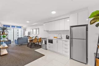 2BR Apt with Balcony & Parking in Prime Spot - Auckland - 6