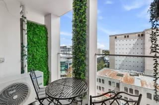 2BR Apt with Balcony & Parking in Prime Spot - Auckland - 7
