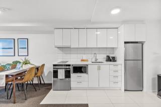 2BR Apt with Balcony & Parking in Prime Spot - Auckland - 4