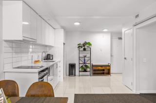 2BR Apt with Balcony & Parking in Prime Spot - Auckland - 5