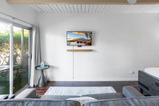 Walk to Beach! Full Kitchen and Pool - 5