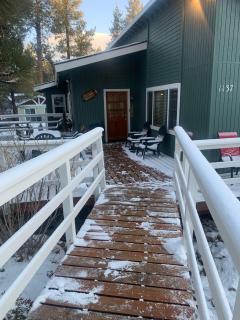 Spacious cozy chalet huge deck over seasonal creek - - 1