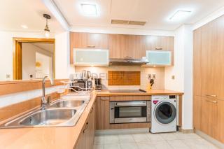 Glance at the Royal Atlantis Right by Dubai Top Spots 2BR, Marina Apartments 3, Palm Jumeirah by Deluxe Holiday Homes - 7