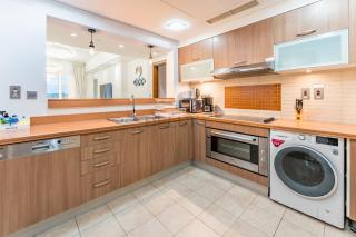 Glance at the Royal Atlantis Right by Dubai Top Spots 2BR, Marina Apartments 3, Palm Jumeirah by Deluxe Holiday Homes - 3