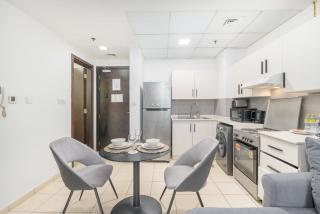Pleasing 1-Bedroom for 4 in JVC for Relaxing Getaway - Dubai - 3