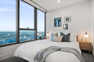 Stunning CBD Apartment with Amazing Views and Parking! - 8
