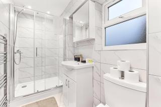 Convenient 1BR Flat with Kitchen, Perfect for Two! - Londra - 2