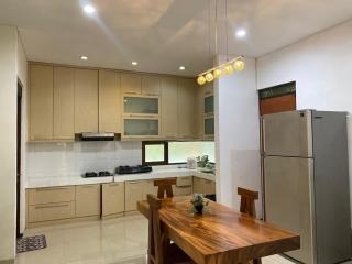 Family Only Cozy Villa on Top of Bandung - De Reiz Iris Syariah 4BR - Ciburial - 8
