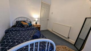 Large double room, Free WiFi & Parking Near M1 - Canklow - 8