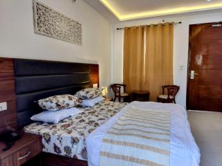 Ima Ganga Hotel - Aesthetic, Quite Mountain View Rooms with netflix, free airport pickup for 7 or more nights booking, Elevator and backup in Upper tapovan - Rishīkesh - 4