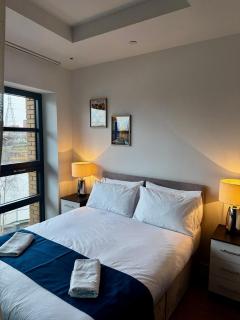 London City Island 1 Bedroom Luxury Apartments, Private Balcony - London - 2