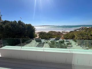Luxury Beachfront Cottage - Langebaan - 4