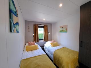 Luxe Chalet met Veranda Tuin en Hottub, Zeeland VP007 - 1