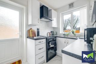 Modern 3 Bed House with Spacious Parking, Garden, Suitable for Families and Contractors, near Solihull, NEC, HS2 - 1