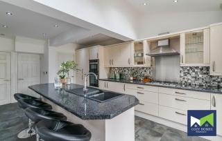Spacious and Comfy 5 Bed, 2 Bath House with POOL TABLE, near HS2, Solihull, NEC - 1