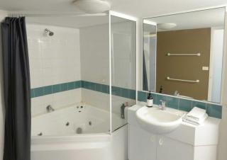 Sunny Braddon Apt near Civic - Hosted by Canstay - 2