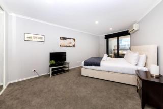 Spacious 2BR Apartment in the Heart of the City - Hosted by Canstay - 3