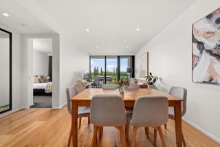 Luxurious Waterfront Unit with Breathtaking Views - Hosted by Canstay - 9