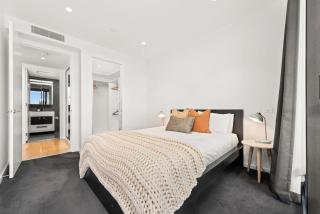 Luxurious Waterfront Unit with Breathtaking Views - Hosted by Canstay - 4