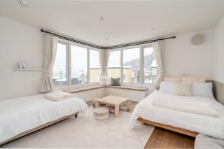 One minute drive to Moiwa ski field - 14 minutes to downtown - Sapporo - 7