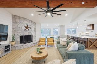 Lone Star Getaway, 5BD, 3BA w Game Room & Backyard - McKinney - 1