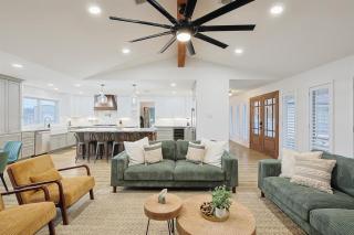 Lone Star Getaway, 5BD, 3BA w Game Room & Backyard - 2