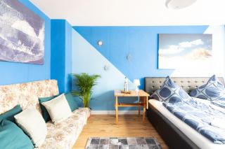 - Ocean Haven Deluxe with Coastal Charm - 2-Room Sea-Inspired Apartment 75 qm - Central Location - Elegant Nautical Design - Renovated in 2024 with TV & Netflix - Full Kitchen & Free Parking - Near Metro & Airport - King Beds - - Duisburg - 0