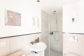 - Ocean Haven Deluxe with Coastal Charm - 2-Room Sea-Inspired Apartment 75 qm - Central Location - Elegant Nautical Design - Renovated in 2024 with TV & Netflix - Full Kitchen & Free Parking - Near Metro & Airport - King Beds - - Duisburg - 4