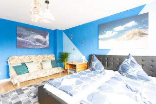 - Ocean Haven Deluxe with Coastal Charm - 2-Room Sea-Inspired Apartment 75 qm - Central Location - Elegant Nautical Design - Renovated in 2024 with TV & Netflix - Full Kitchen & Free Parking - Near Metro & Airport - King Beds - - Duisburg - 3
