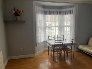 First floor 1 bed apartment with lounge and kitchen - Londra - 2
