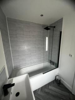 Spacious 3 bed house, garden and parking sleeps 5 - 3