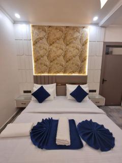 Lucky Restaurant & Guest House - Agra - 8