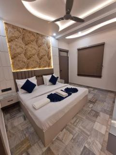 Lucky Restaurant & Guest House - Agra - 7