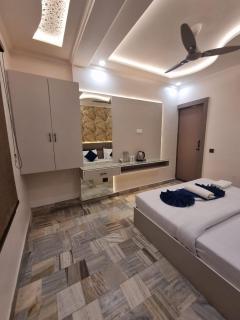 Lucky Restaurant & Guest House - Agra - 6