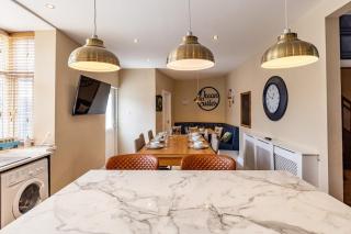 Ocean Suites HOT TUB - sleeps 11 - Blackpool - 9