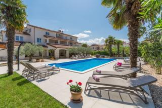 Ferienwohnung für 4 Personen mit geräumige überdachte Terrasse und Blick auf Garten und Pool - Poreč - 9
