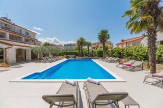 Ferienwohnung für 4 Personen mit geräumige überdachte Terrasse und Blick auf Garten und Pool - Poreč - 8