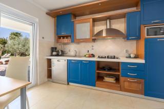 Ferienwohnung für 4 Personen mit geräumige überdachte Terrasse und Blick auf Garten und Pool - Poreč - 2