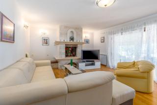 Ferienwohnung für 4 Personen mit geräumige überdachte Terrasse und Blick auf Garten und Pool - Poreč - 1