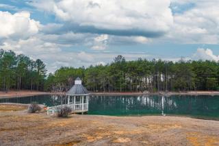Fall Foliage Retreat Hot Tub and Pond Deck - Bryant - 9