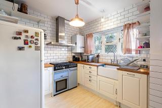 Stylish & Spacious 3-Bed Home in Vibrant Bow - Londra - 6
