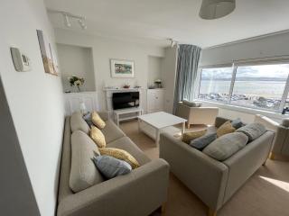 Lovely seafront 2 bedroom Apartment 4 - Aberdyfi - 0