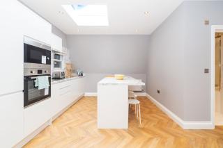 Modern Two-Bedroom Apartment in Paddington - London - 8