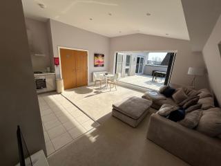 HM112 Penthouse Apartment with Lake View & free Spa Access- Lower Mill Estate Cotswolds - 5