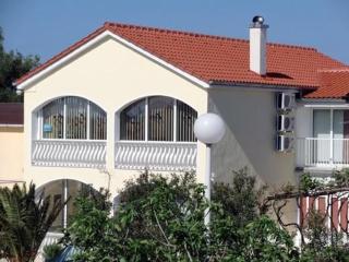 Apartment Mit Großer Terrasse Im Obergeschoss - Vir - 0